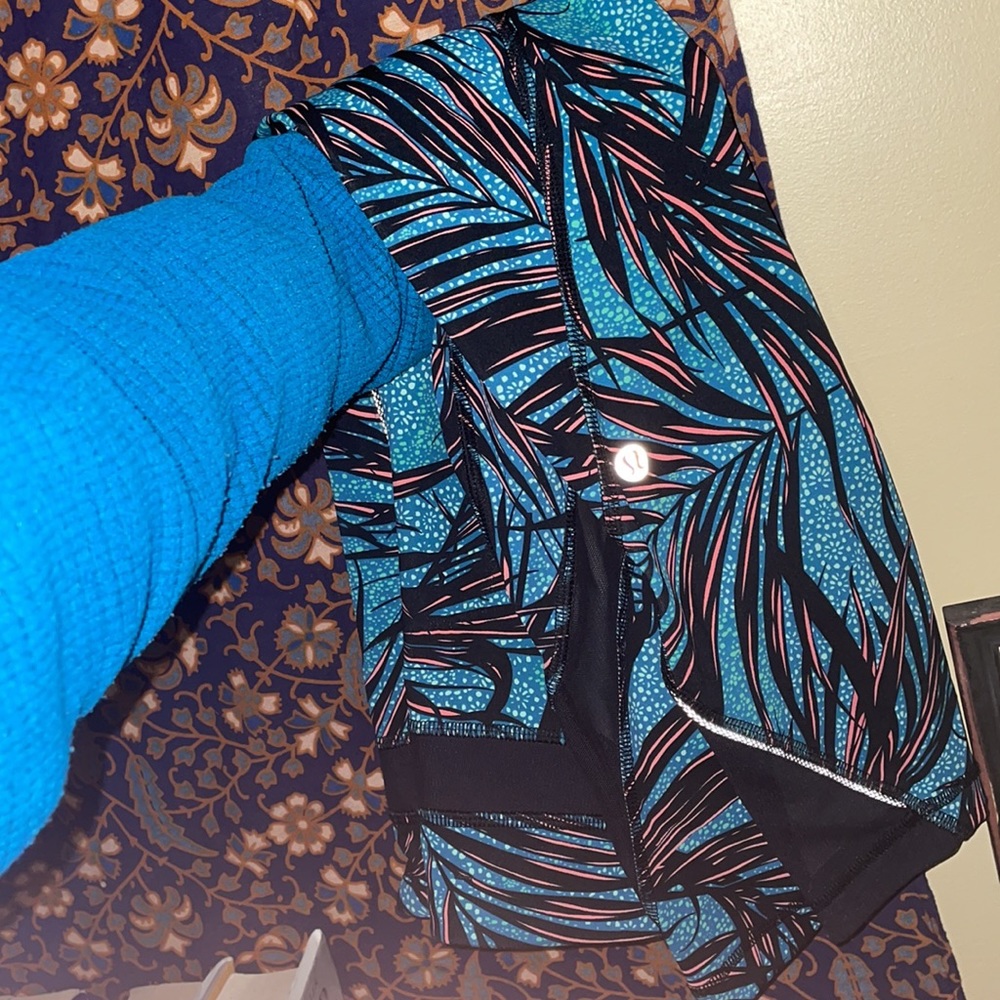 Rare cropped lulu size 2!